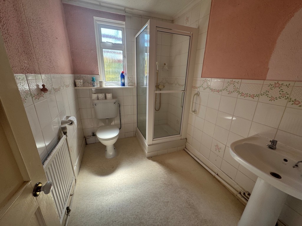 Lot: 94 - TWO-BEDROOM BUNGALOW WITH GARAGE AND PARKING - Shower room